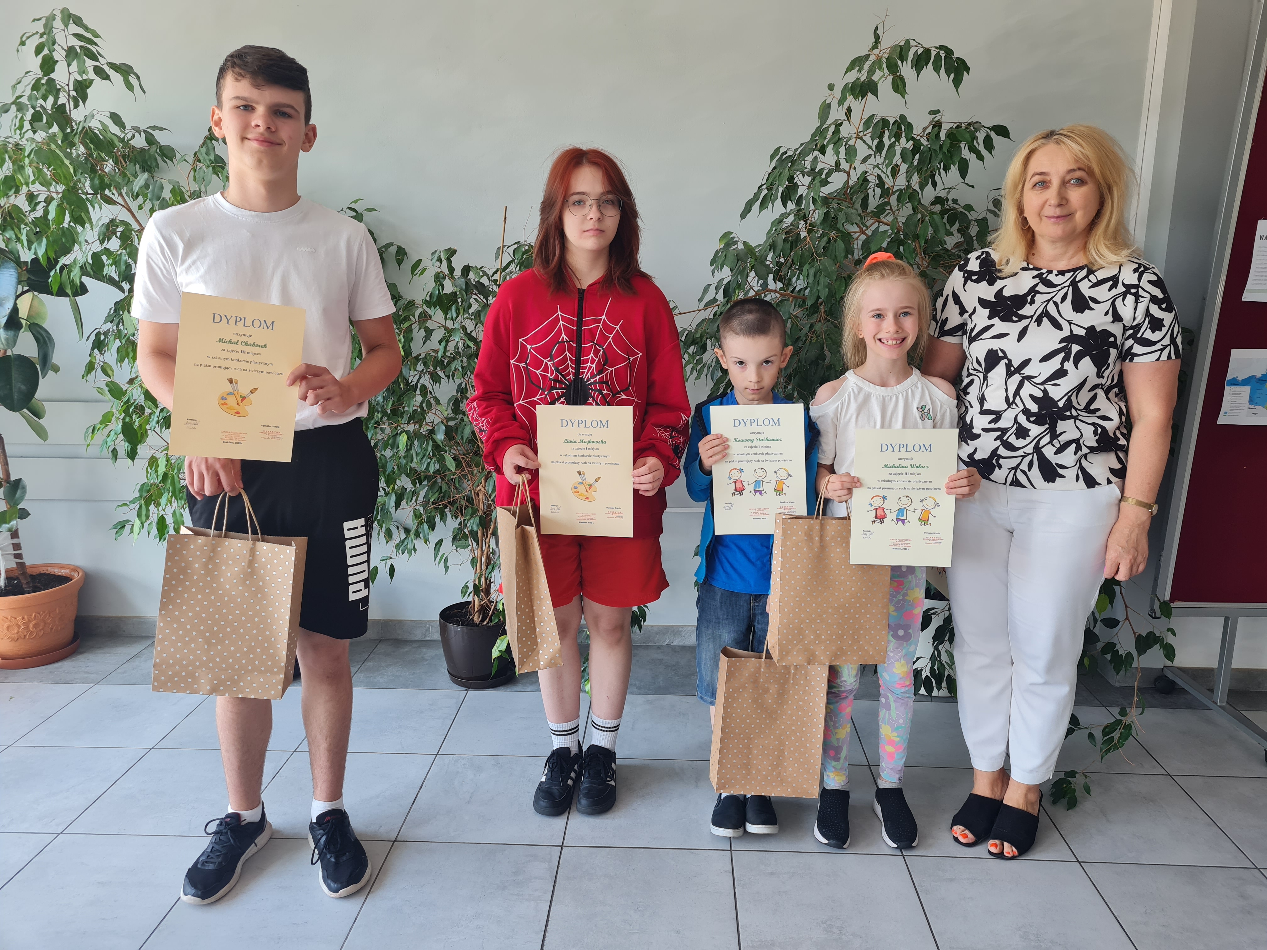 Zwycięzcy_konkursu_z_nagrodami_i_dyplomami