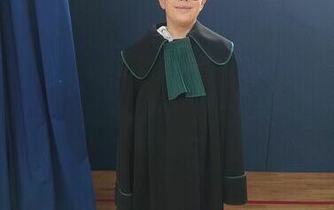 29. Uczniowie przymierzają togę.