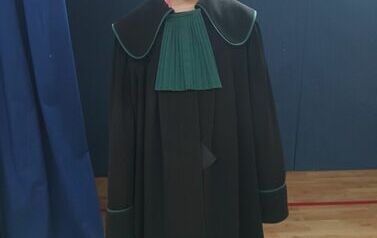 20. Uczniowie przymierzają togę.