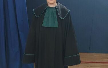 17. Uczniowie przymierzają togę.