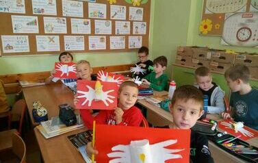 Uczniowie klasy drugiej prezentujący swoje prace (2)