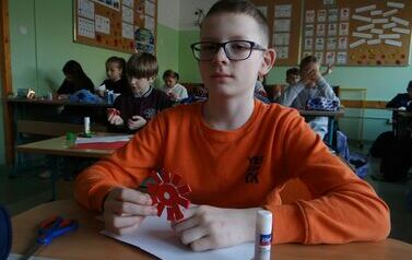 Uczeń klasy czwartej prezentujący kotylion