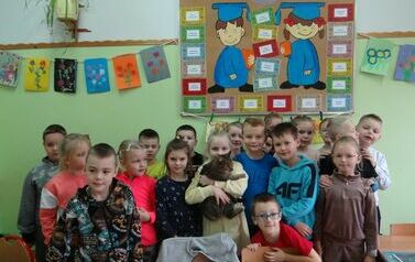 Zdjęcie klasowe z kotem