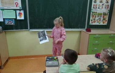 Dziewczynka prezentuje zdjęcie kota (2)