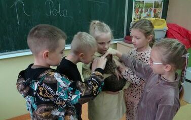 Dzieci oglądają kota (7)