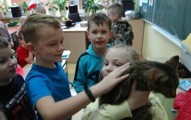 Dzieci oglądają kota (6)