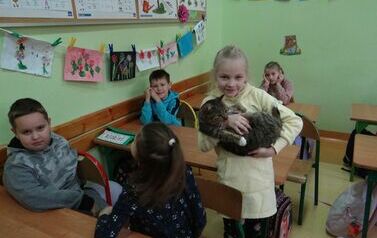 Dzieci oglądają kota (3)
