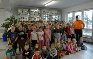 pan kolejarz z przedszkolakami i uczniami klas 1-3
