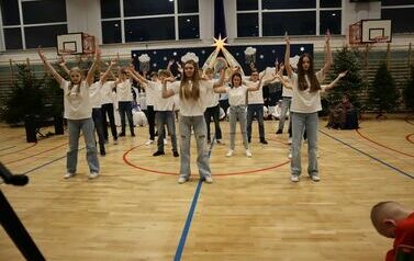 Taniec uwielbienia w wykonaniu uczni&oacute;w z klasy VIII (2)