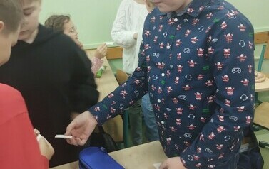 Uczniowie klasy czwartej podczas spotkania opłatkowego