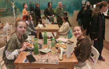 5. Wsp&oacute;lny posiłek w restauracji