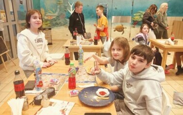 4. Wsp&oacute;lny posiłek w restauracji