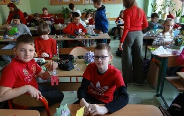 Uczniowie klasy 4 podczas tworzenia stroik&oacute;w wielkanocnych