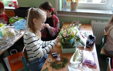 Dziewczynki z klasy 4 podczas tworzenia stoik&oacute;w wielkanocnych