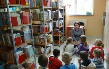 Przedszkolaki w szkolnej bibliotece