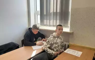 Uczniowie klasy VIII podczas rozwiązywania zadań konkursowych