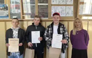 Uczestnicy konkursu z nauczycielem
