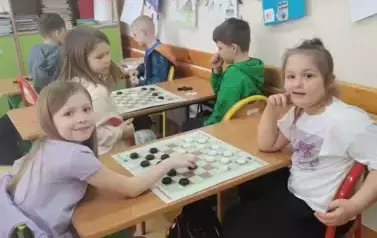Warcabowa zabawa w Klasie Pierwszej (3)