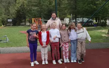Uczestnicy biegu z wychowawcą