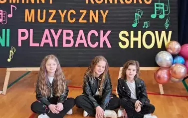 Dziewczynki na scenie 2