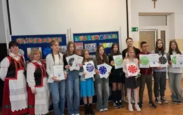 Uczniowie z dyplomami 2