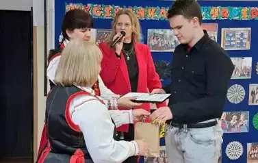 Michał odbiera nagrodę