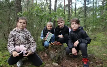 Uczniowie na grzybobraniu 4