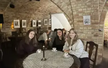 Uczennice klasy VIII w Kawiarence Literackiej