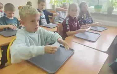 Uczniowie robią slimy (53)