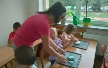 Uczniowie robią slimy (47)