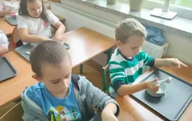 Uczniowie robią slimy (46)