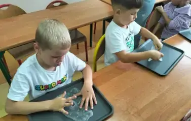 Uczniowie robią slimy (39)