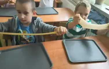 Uczniowie robią slimy (36)