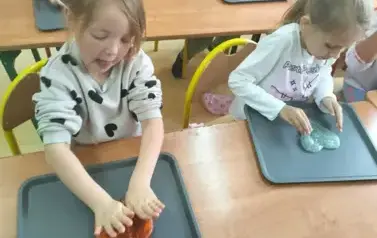 Uczniowie robią slimy (31)