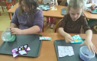 Uczniowie robią slimy (27)