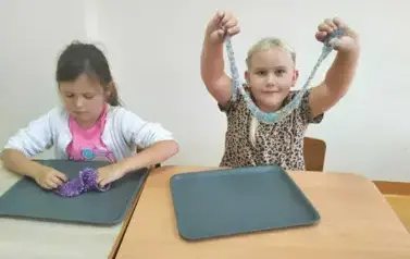 Uczniowie robią slimy (26)