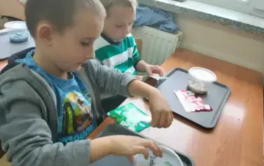 Uczniowie robią slimy (25)