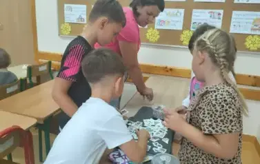Uczniowie robią slimy (21)