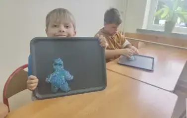 Uczniowie robią slimy (18)
