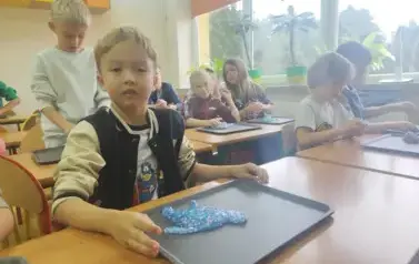 Uczniowie robią slimy (13)