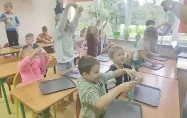 Uczniowie robią slimy (9)