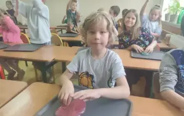 Uczniowie robią slimy (6)