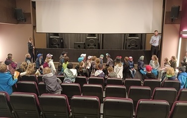 Uczniowie klas I, II zwiedzają małą salę kinową.