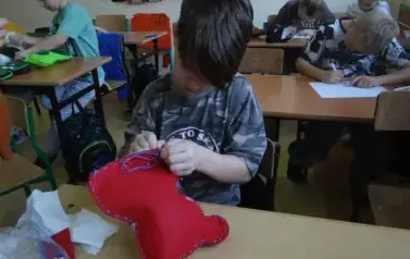 Uczniowie szyją misie 24