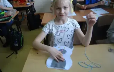 Uczniowie szyją misie 18