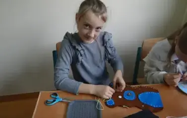 Uczniowie szyją misie 16
