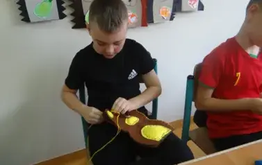 Uczniowie szyją misie 12