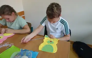 Uczniowie szyją misie 10