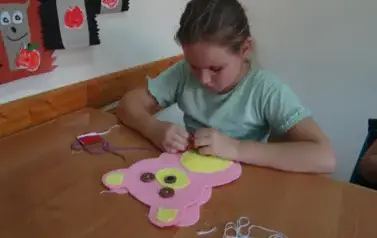 Uczniowe szyją misie 11