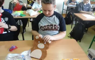 Uczniowe szyją misie 6